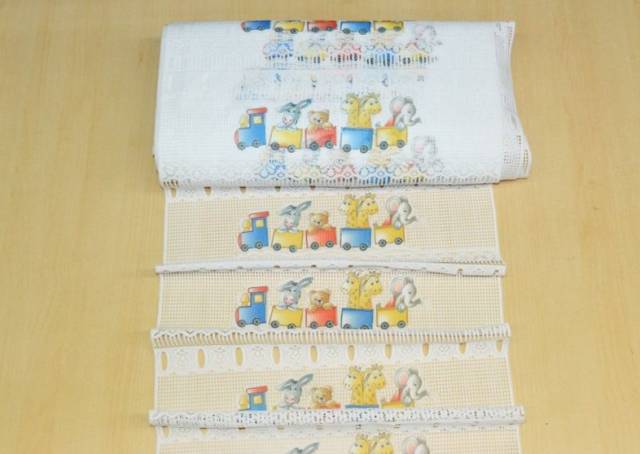 Vendita on line tendino ricamato disegno trenino - tessuti per tendine metraggio a vetro larghezza cm 45