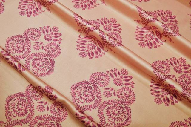 Vendita on line tessuto rasatello in viscosa fantasia fondo color salmone - tessuti abbigliamento taffetas / rasi / shantung