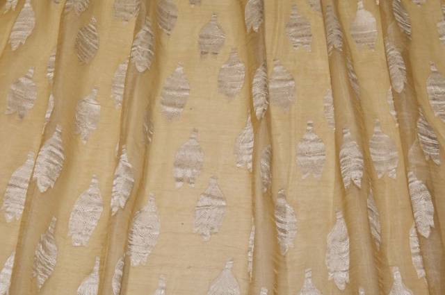 Vendita on line tessuto tenda organza stropicciata giallo oro con applicazioni - tessuti per