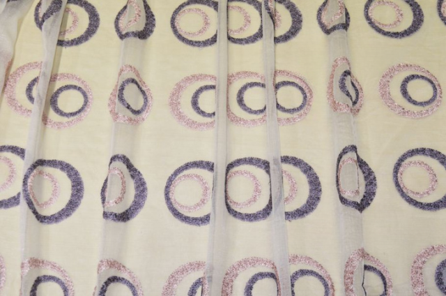 Vendita on line tessuto tenda organza con ricamo il rilievo rosa e viola - tessuti per a metraggio classiche