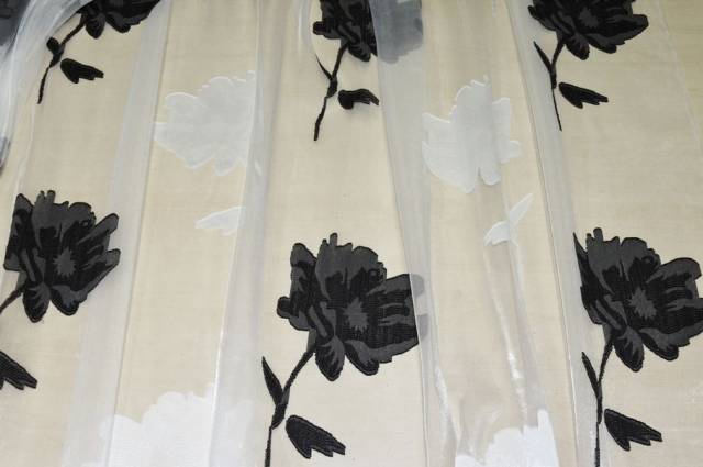 Vendita on line tessuto tenda organza bianca con maxi fiore grigio - tessuti per a metraggio classiche