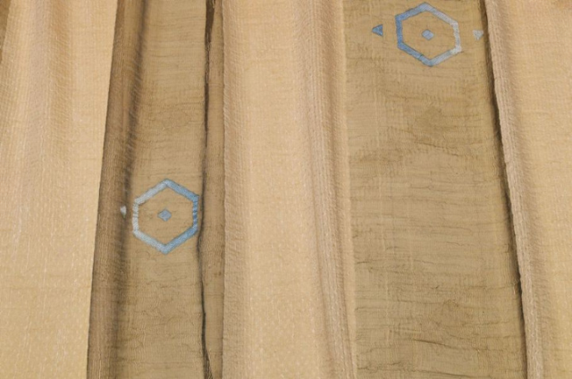 Vendita on line tessuto tenda organza beige con ricamo geometrico azzurro - tessuti per a metraggio classiche