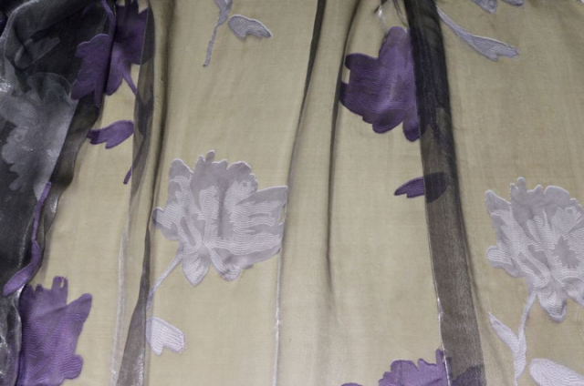 Vendita on line tessuto tenda organza con maxi fiore viola - tessuti per a metraggio classiche
