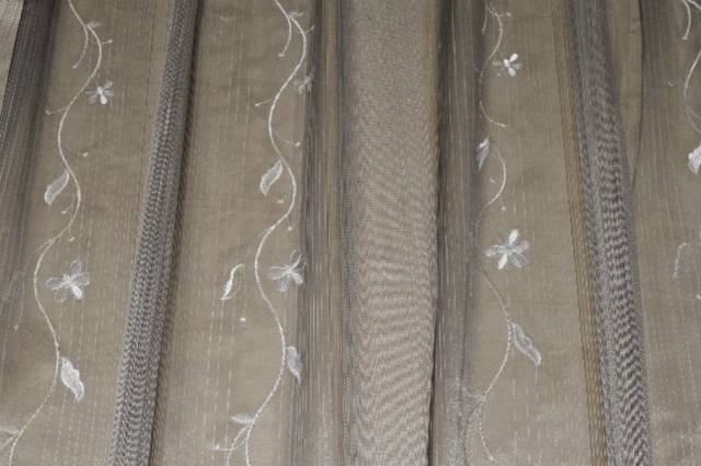 Vendita on line tessuto tenda rigone grigio con ricamo floreale - prodotti