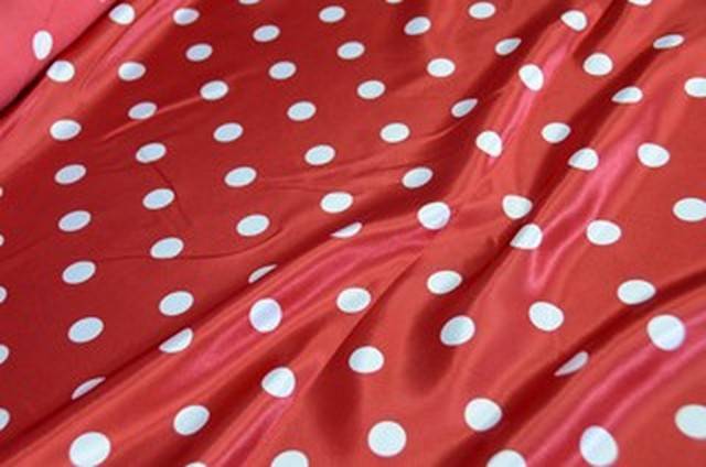 Vendita on line raso pois bianco/rosso stampato 404 - ispirazioni carnevale raso unito e fantasia