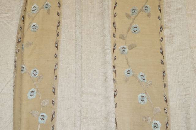 Vendita on line tessuto tenda beige con fiori azzurri ricamati - prodotti