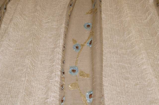Vendita on line tessuto tenda beige con fiori azzurri ricamati - tessuti per scampoli