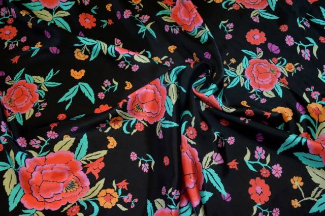 Vendita on line tessuto rasatello viscosa fantasia floreale fondo nero - tessuti abbigliamento taffetas / rasi / shantung