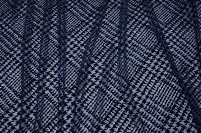 Vendita on line tessuto tulle elasticizzato blu con applicazioni nere in ciniglia - tessuti abbigliamento