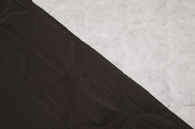 Vendita on line tessuto trapuntato disegno geometrico marrone - tessuti abbigliamento trapuntati