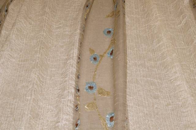 Vendita on line tessuto tenda beige con fiori azzurri ricamati - tessuti per scampoli