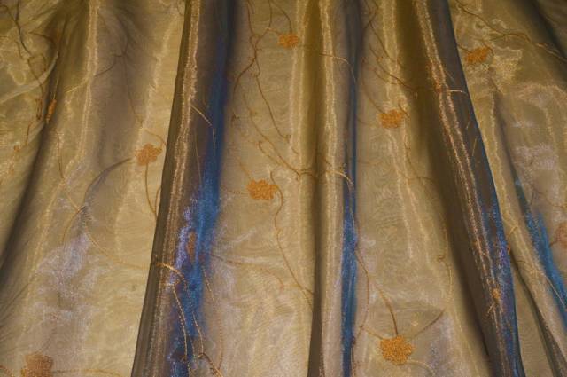 Vendita on line tessuto tenda organza cangiante oro blu con fiore ricamato - tessuti per