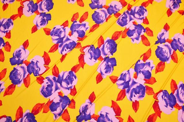 Vendita on line tessuto maglina viscosa fantasia floreale viola fondo giallo - tessuti abbigliamento magline / jersey/tessuto in